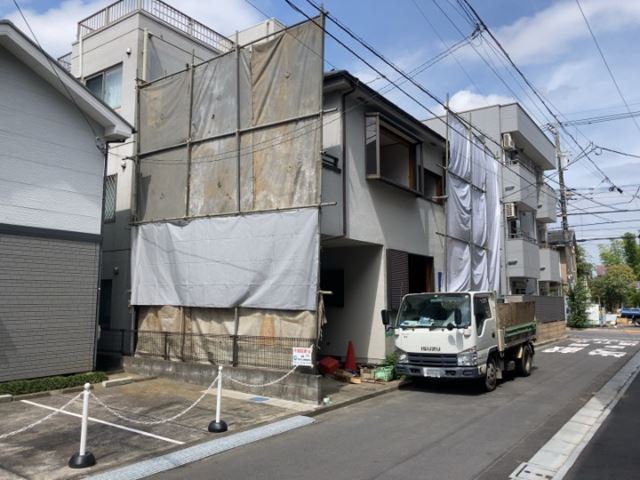 木造２階建て家屋解体工事(東京都三鷹市上連雀)　工事中の様子です。